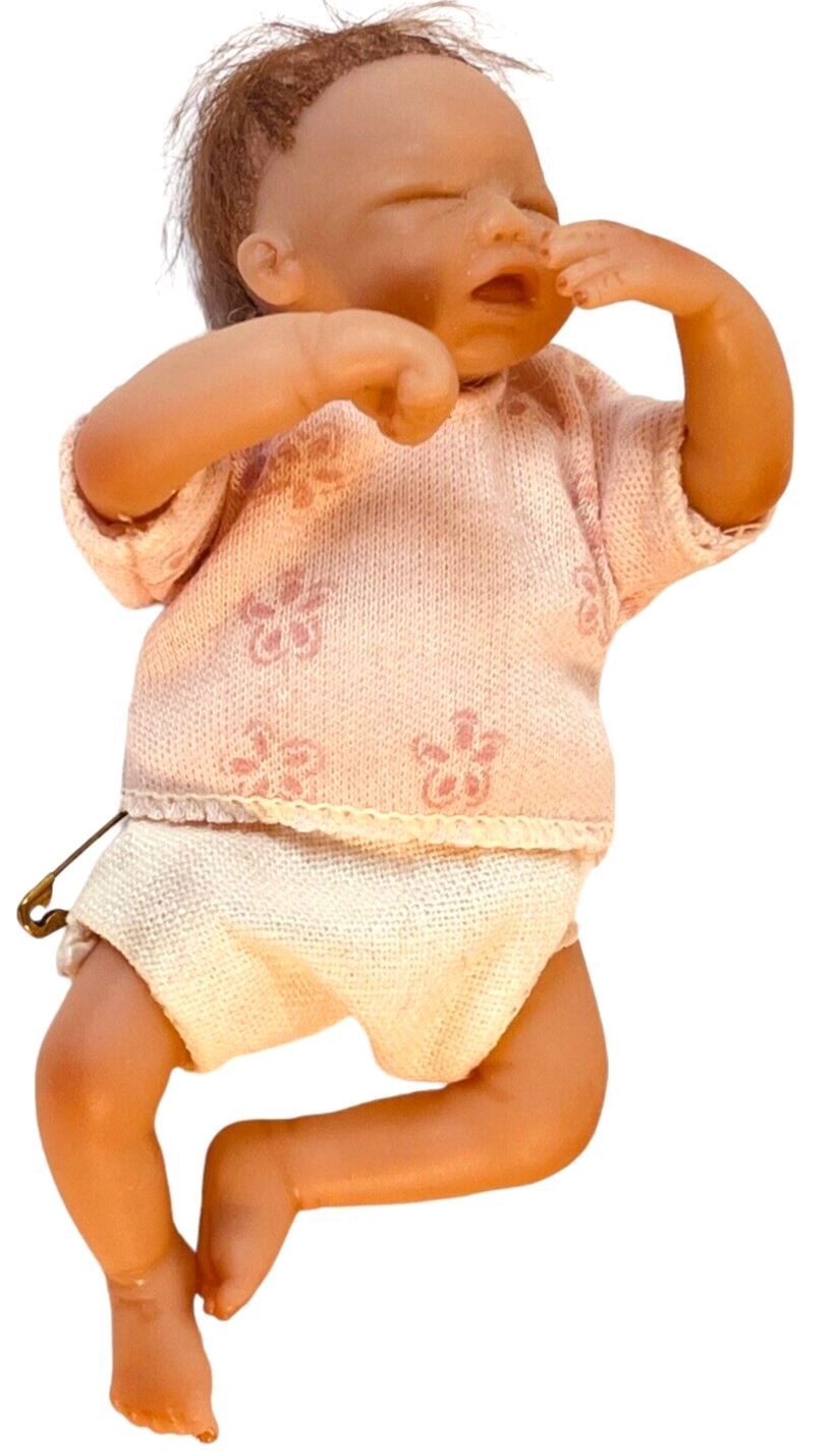 ASHTON-DRAKE GALLERIES LIFELIKE VINYL DOLL “HANDFUL OF LOVE” L 4.5”
