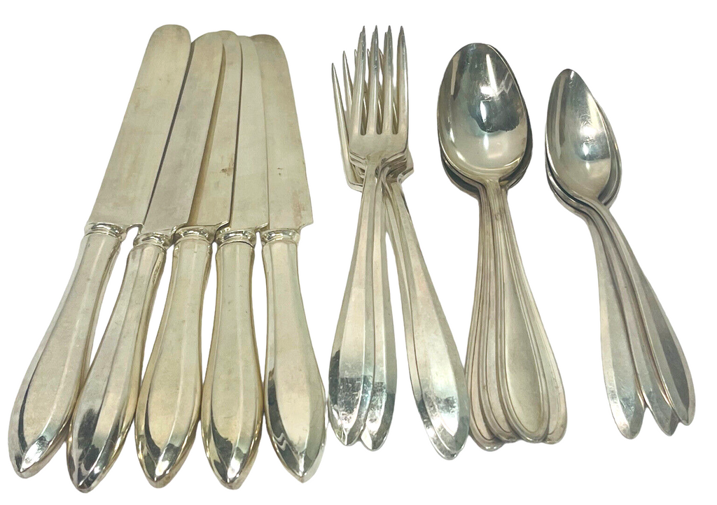 FLATE SILVERWEAR SET, 16-PEICE (1-TEASPOON MISSING) COMMUNITY ~ VINTAGE~PREOWNED