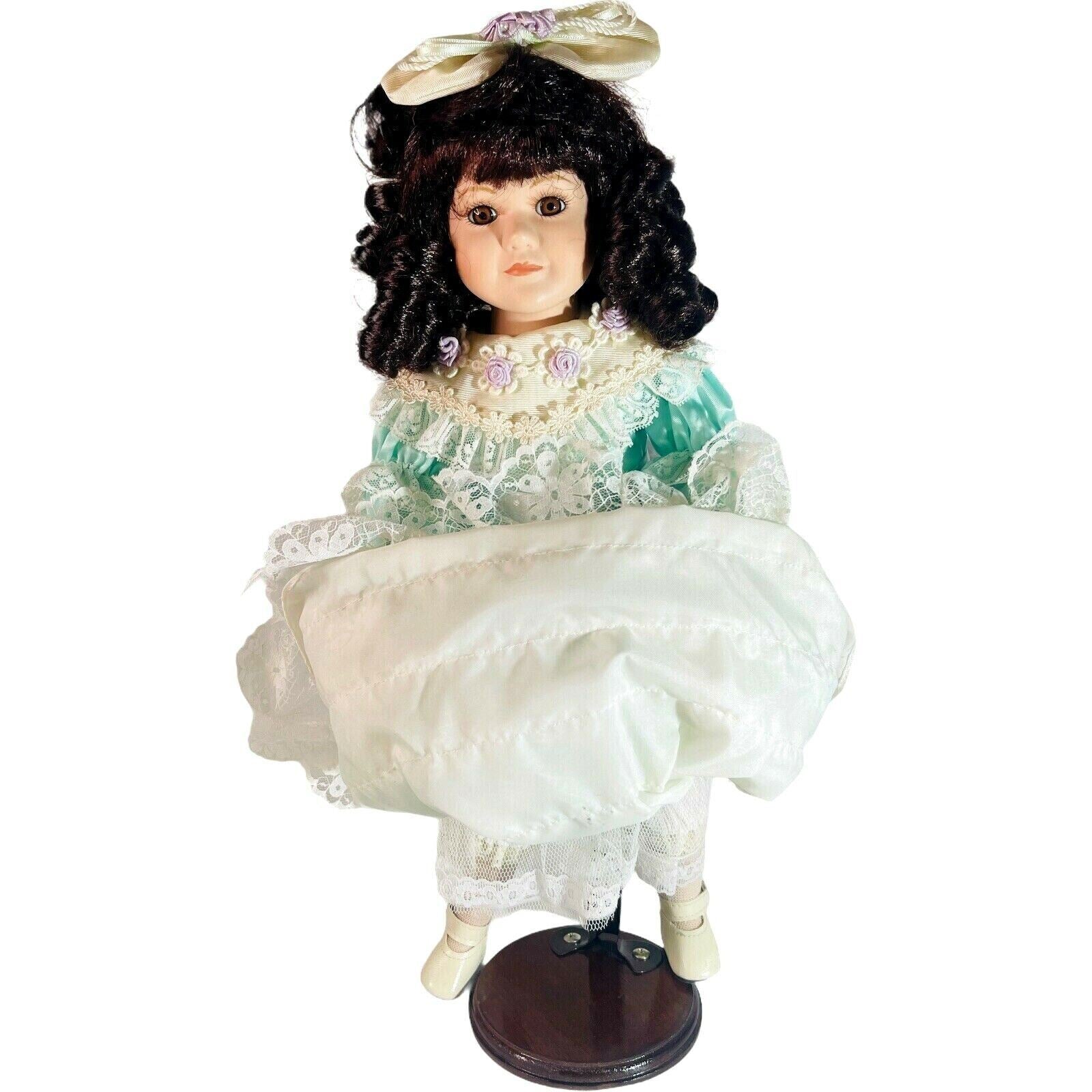\Heritage House Porcelain Doll "Plays: Some Enchanting Evening" Pre-owned