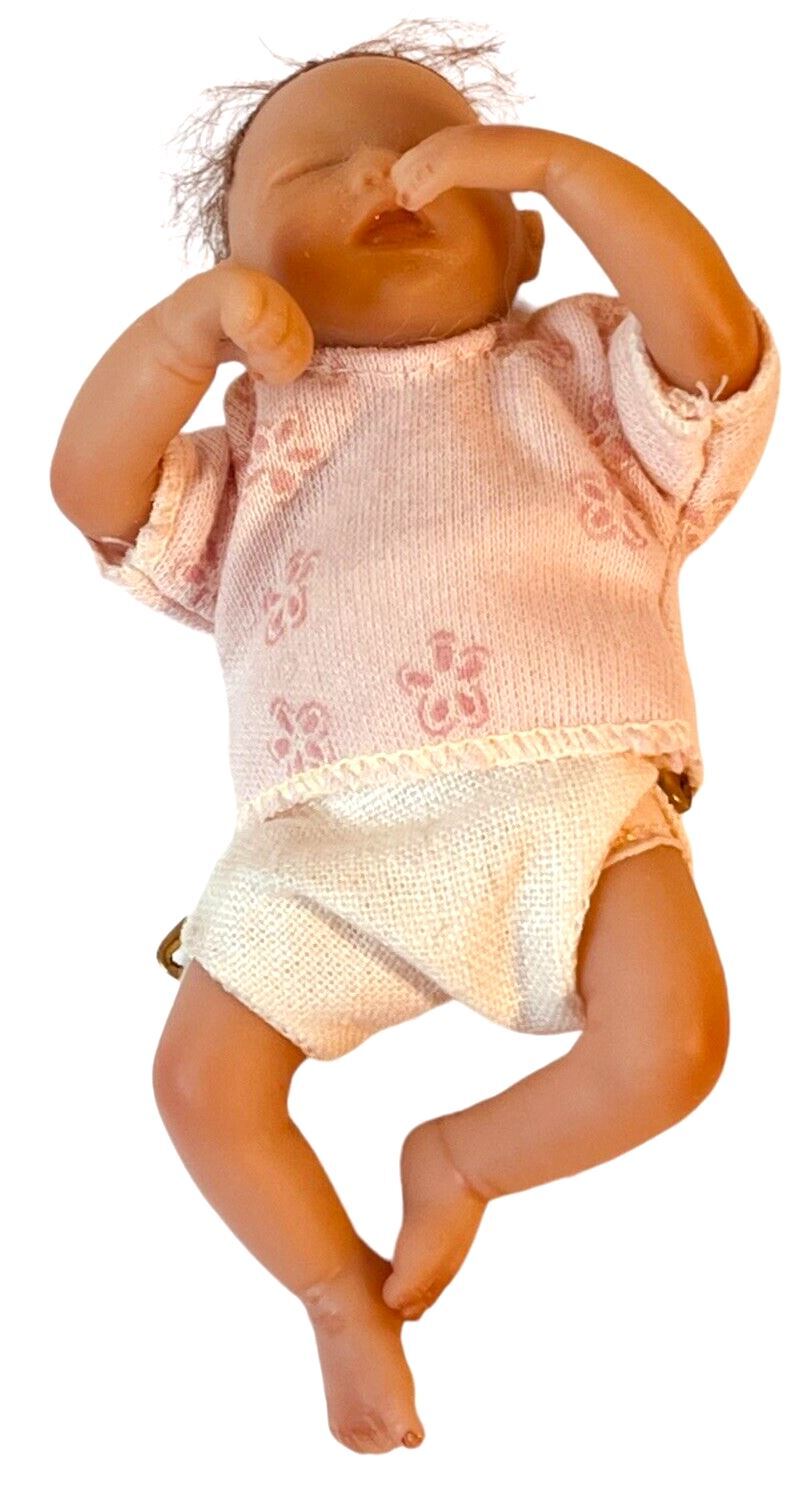 ASHTON-DRAKE GALLERIES LIFELIKE VINYL DOLL “HANDFUL OF LOVE” L 4.5”