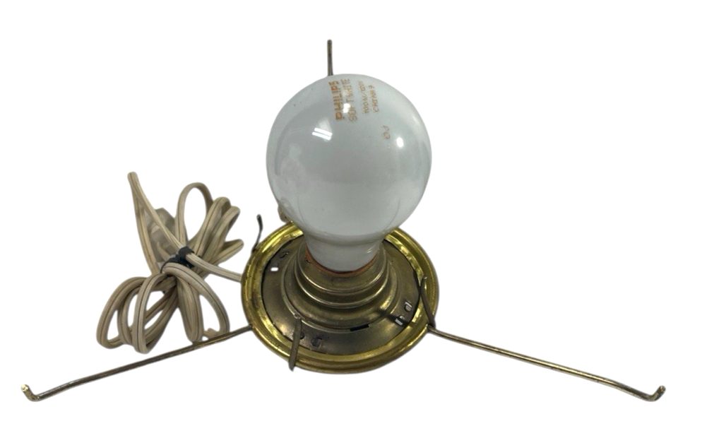 VINTAGE GONE WITH THE WIND MILK GLASS LAMP (CAN BE USE AS ELECTRIC OR OIL LAMP).