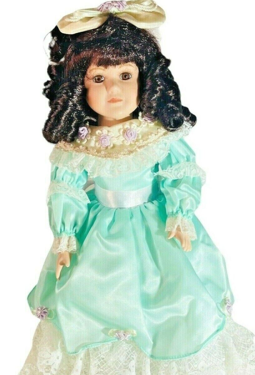 \Heritage House Porcelain Doll "Plays: Some Enchanting Evening" Pre-owned