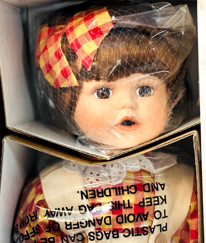 Heritage Signature Collection Porcelain Doll 16'' Cindy w/Ragdoll #12239 w/COA1
