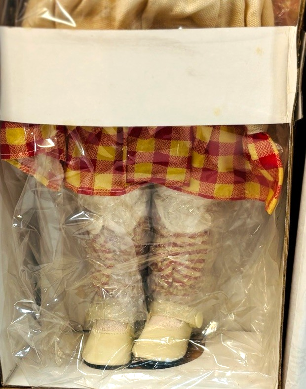 Heritage Signature Collection Porcelain Doll 16'' Cindy w/Ragdoll #12239 w/COA3