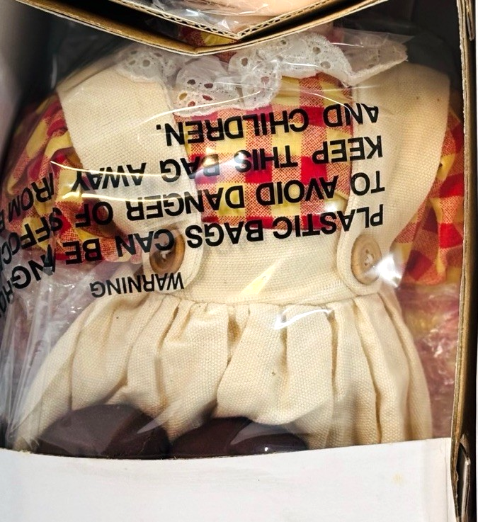 Heritage Signature Collection Porcelain Doll 16'' Cindy w/Ragdoll #12239 w/COA2